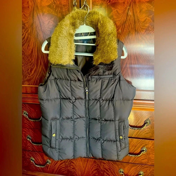 Lands End ladies puffer vest with faux fur collar M. 10/12 Brand new. - Picture 13 of 16